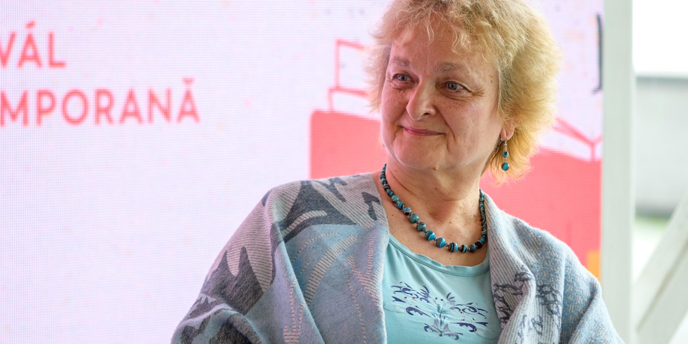 „Ebben a pörgő világban az olvasás által létrejövő lelassulás a regenerálódásnak az ideje.”